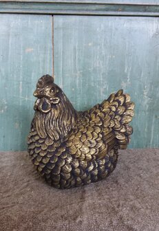 Kip zittend in zwart/goud (L)
