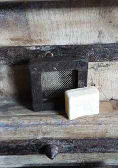 Handmade houten raspje (voor geurblokjes)
